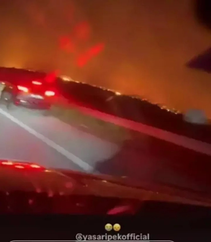 Şarkıcı Yaşar İpek İzmir'deki yangının ortasında kaldı - Resim : 1