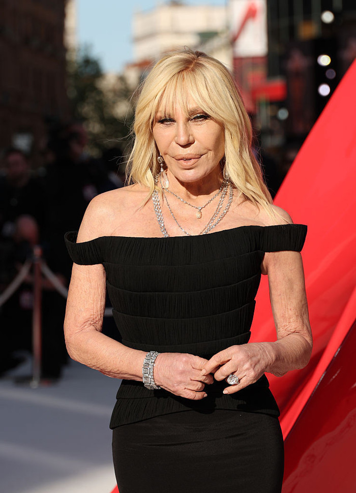Donatella Versace yeni bir markayla geri dönüyor - Resim : 1