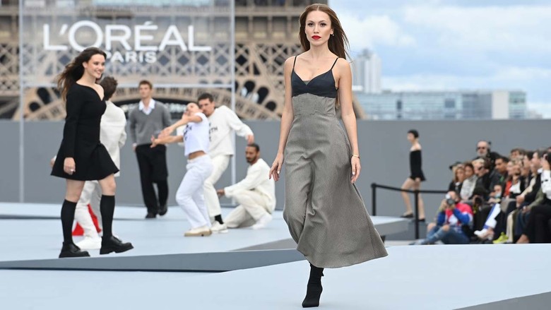 Duygu Özaslan, Paris Fashion Week 'Le Défilé' podyumunda