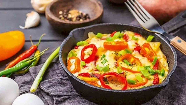 Biber Yatağında Omlet Nasıl Yapılır? Biber Yatağında Omlet Tarifi