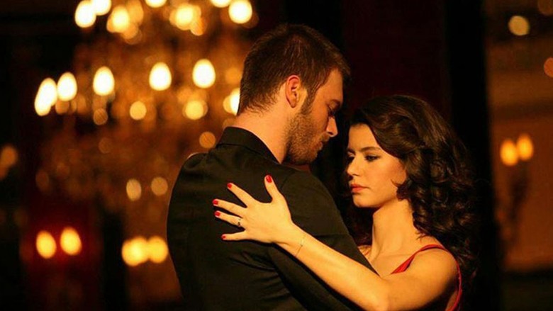 12 yıl sonra yeniden bir arada! Beren Saat ve Kıvanç Tatlıtuğ'u buluşturan aşk filminden yeni kare