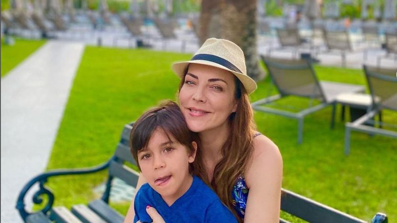 Güzel oyuncu Burcu Kara'dan müjdeli haber! İkinci kez anne olmaya hazırlanıyor