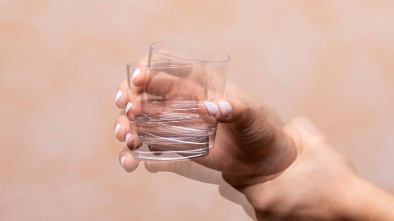 El titremesi neden olur? El titremesi nasıl geçer? 7 soruda el titremesine dair merak edilenler