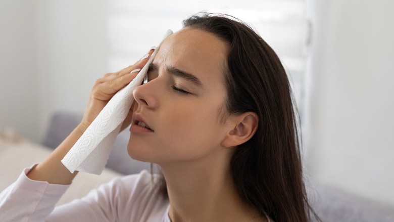 Soğuk terleme neden olur? Nasıl geçer? Soğuk terleme hakkında 5 soru cevap