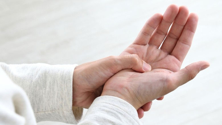 El uyuşması neden olur? El uyuşması nasıl geçer? 7 soruda el uyuşması