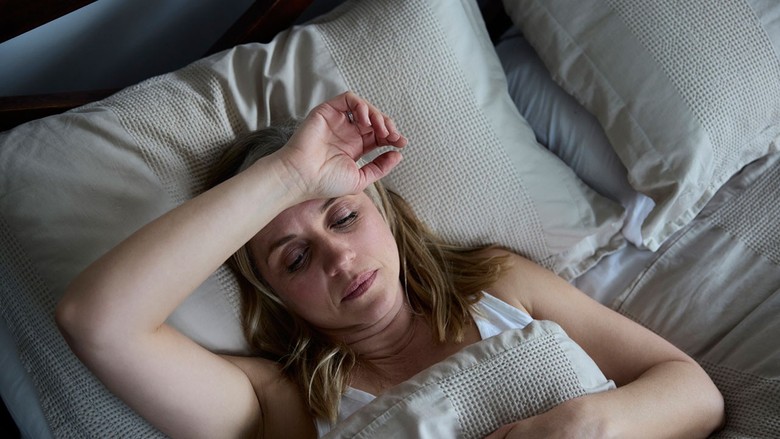 Gece terlemesi neden olur? Hangi hastalıkların habercisidir? 6 soruda gece terlemesi