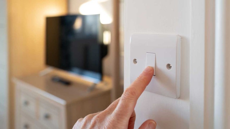 Bir odadan çıkarken ışıkları kapatmalı mıyız? Uzmanlar doğru zamanı ve ampul türünü açıklıyor