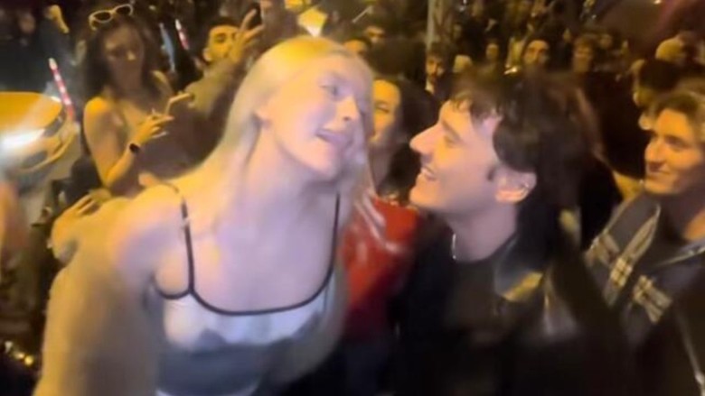 Edis ve Aleyna Tilki'den sokakta mini konser