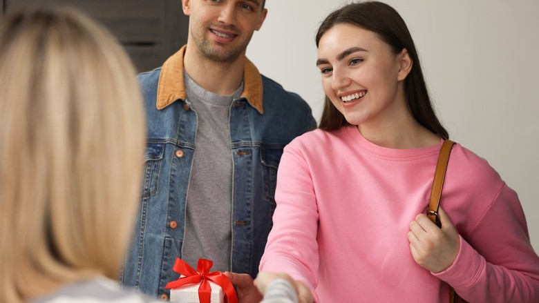 Yeni evlenmiş arkadaşa ev ziyaretine hediye alınır mı?