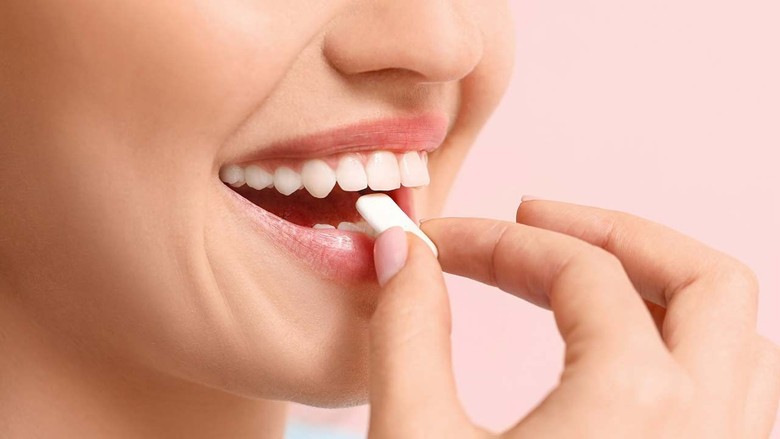Sakız çiğnemek faydalı mı, zararlı mı? Diş hekimleri anlatıyor