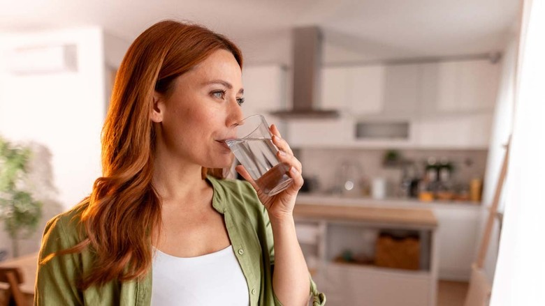 Bugün kaç bardak su içtin? Vücudun susuz kaldığını gösteren 9 belirti