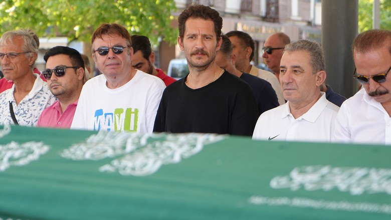 Uraz Kaygılaroğlu'nun acı günü! Dedesini son yolculuğuna uğurladı