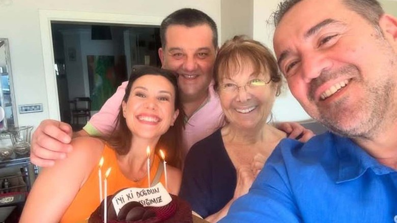 Ata Demirer yeni yaşında aşkını ilan etti