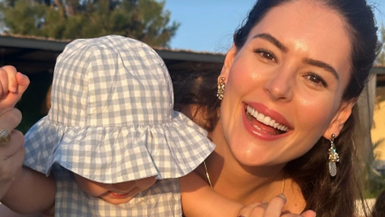 Yıldız Çağrı Atiksoy, çıktıkları tatilde Mira Milena'yı paylaştı