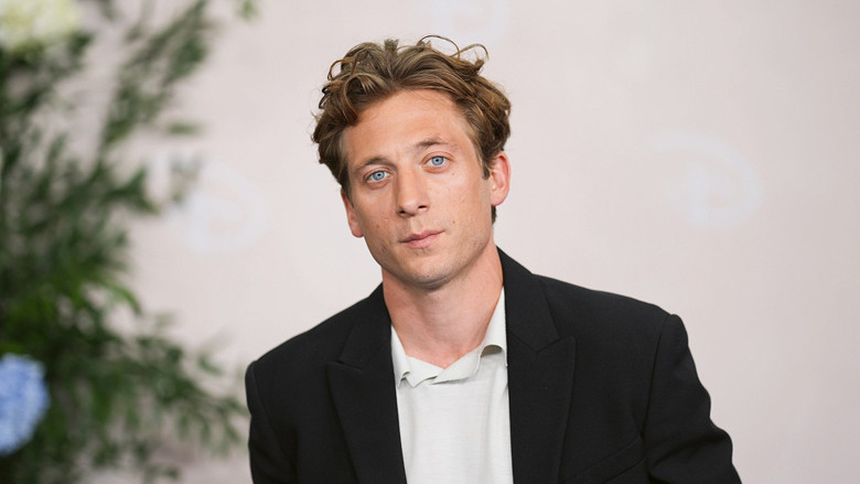 'Kemirgen erkekler' teriminin vücut bulmuş hali: Jeremy Allen White