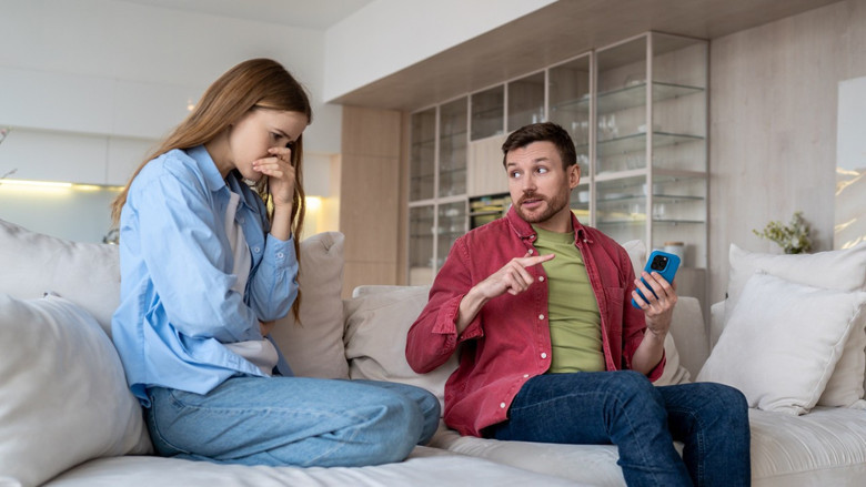 Partnerinizin sosyal medya profili, ilişkinizin gizli aynası mı?