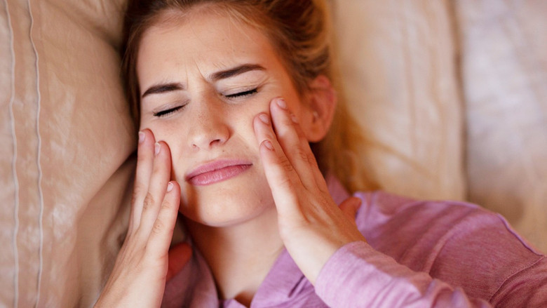 Brukizm ve çene eklemi ağrıları: Diş sıkma mı, eklem sorunu mu?