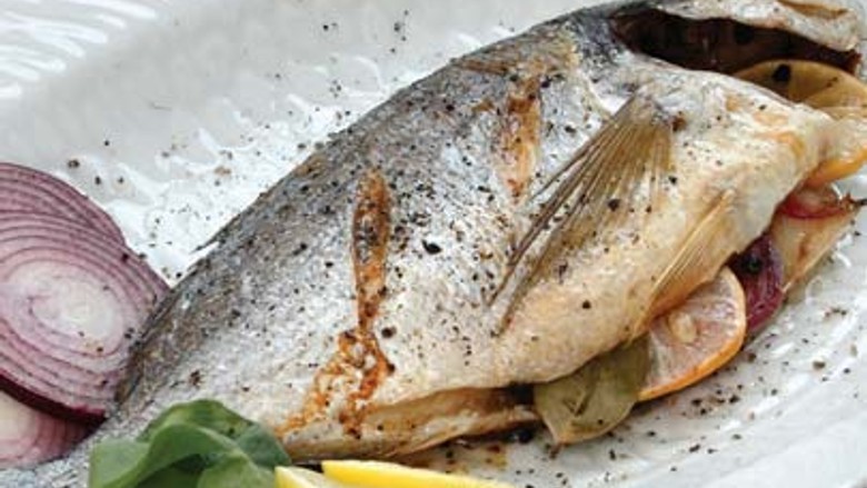 Limonlu ve soğanlı çipura