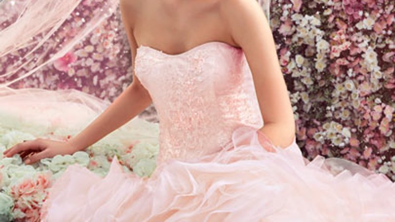 Pembe gelinlik