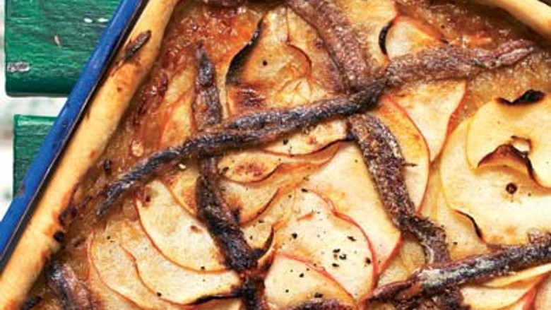 Elmalı, hamsili ve karamelize soğanlı tart